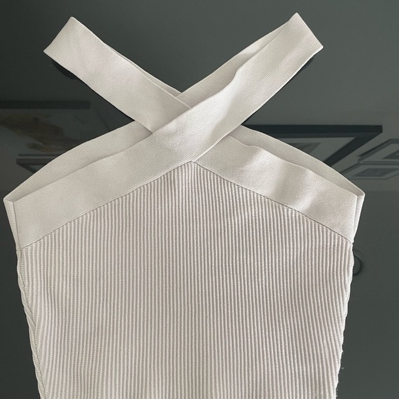 Aritzia Babaton Cropped Sculpture Knit Criss Cross Tank - Picture 4 of 9